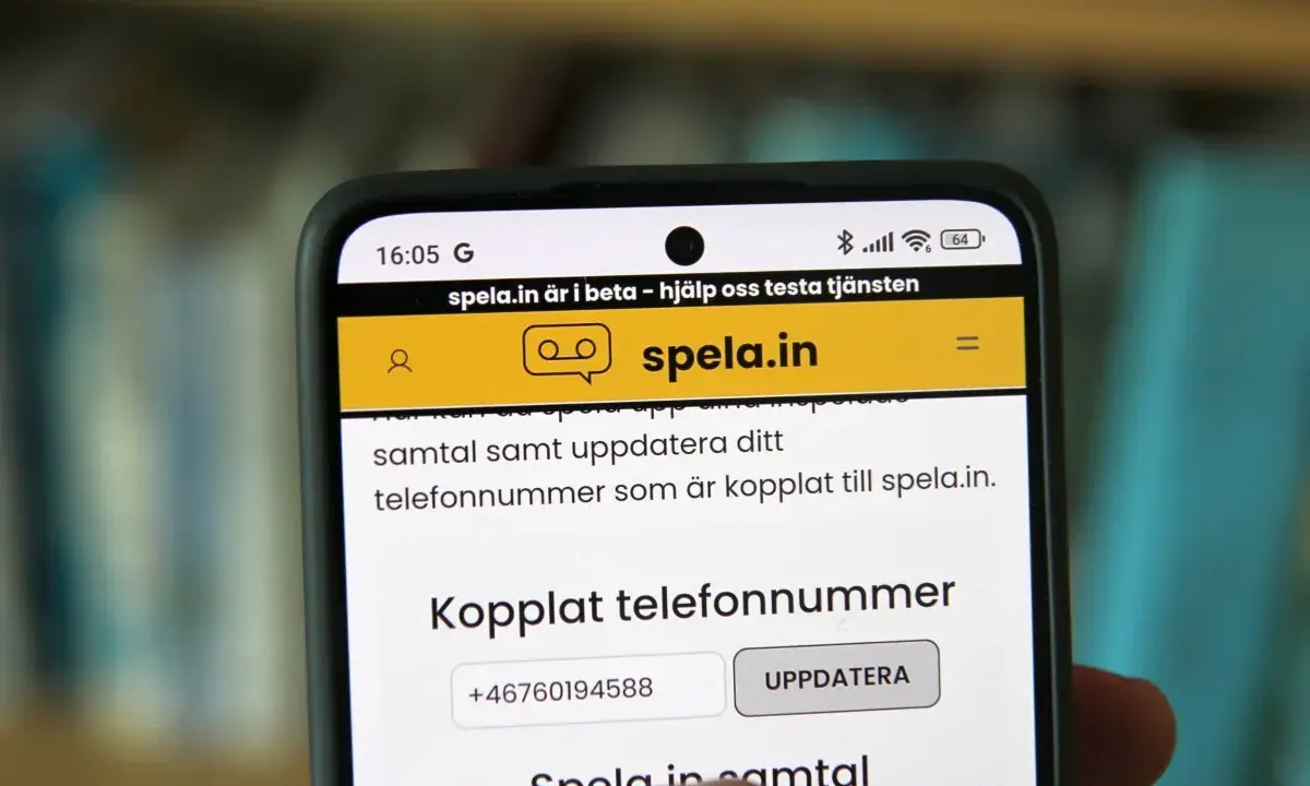 Telefonen visar en webbsida för spela.in, en tjänst för att spela in samtal. Användaren kan uppdatera sitt telefonnummer.