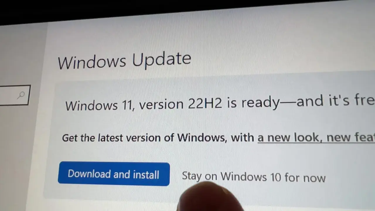 Windows Update visar att Windows 11, version 22H2 är redo. Du kan välja att ladda ner och installera eller stanna på Windows 10 för nu.