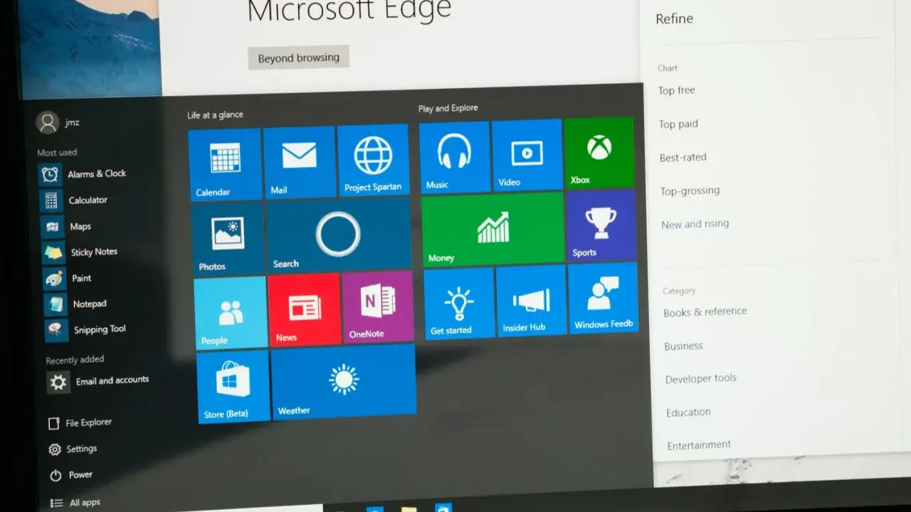 Windows startmeny med appar som Kalender, Mail, Musik och Xbox. Sökfältet visar "Sök the web and Windows".