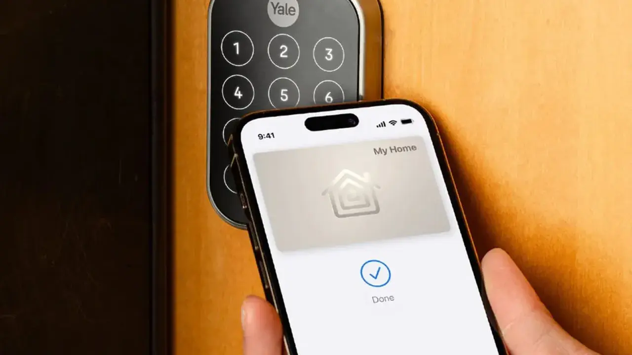 En iPhone med Apple HomeKit används för att låsa upp en Yale Doorman.