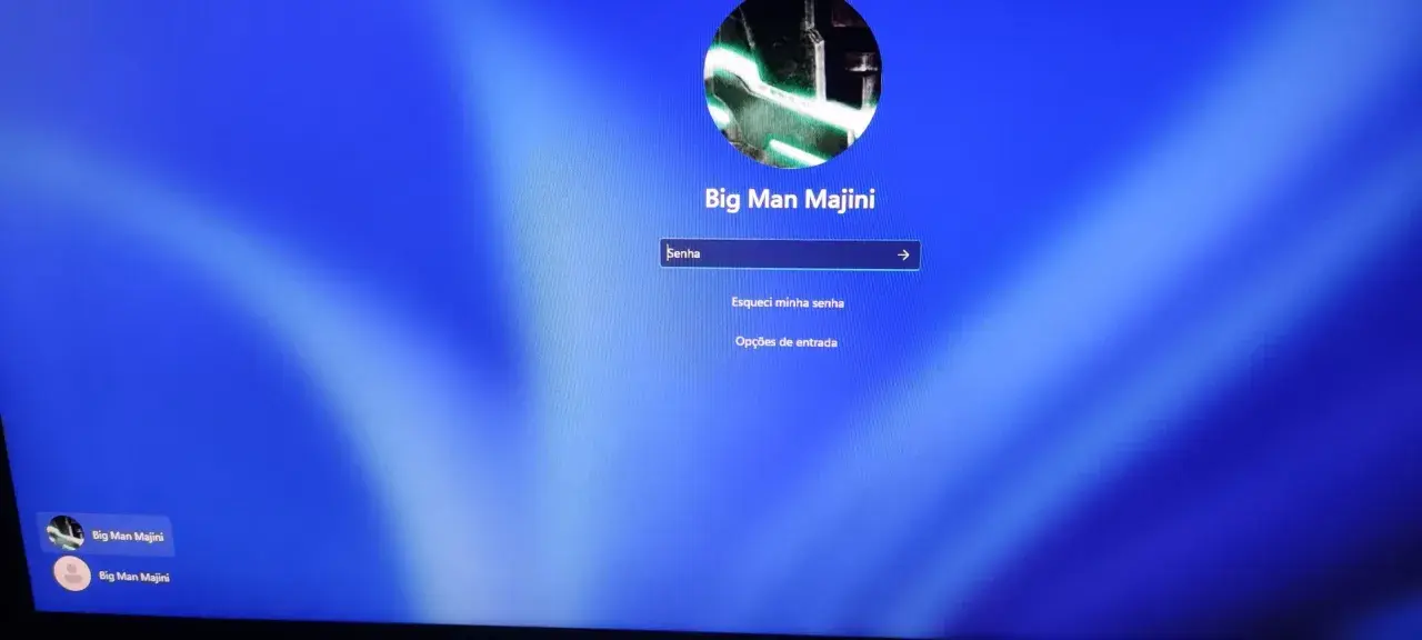 Windows 11 inloggningsskärm med användaren "Big Man Majini". Här kan du ange lösenord eller välja att ta bort inloggning Windows 11.