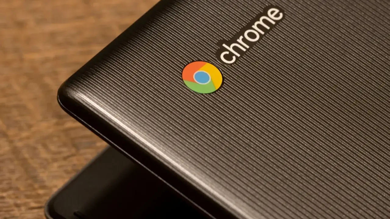 En närbild av en mörk laptop med Chrome-logotypen. Denna enhet kör ChromeOS Flex, vilket ger en smidig upplevelse.
