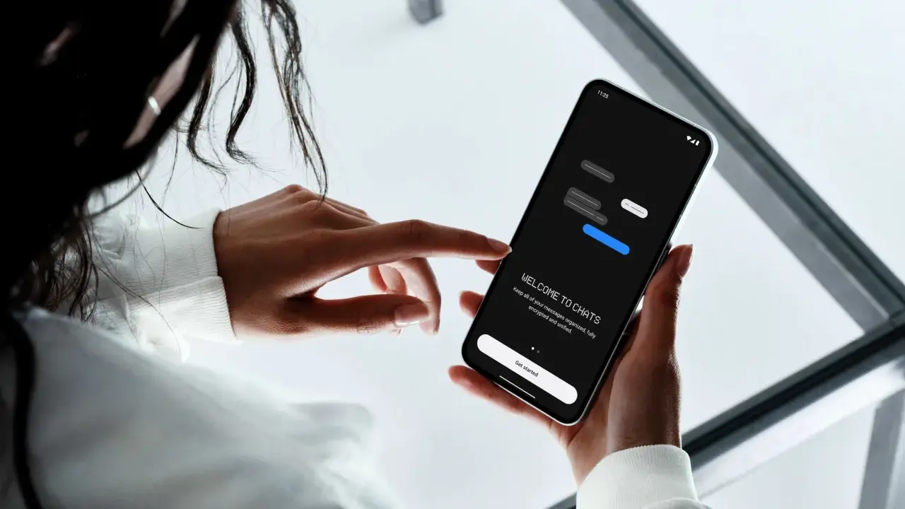En person håller en mobiltelefon där det står "WELCOME TO CHATS". Appen hjälper dig att skapa grupp sms och hålla dina meddelanden organiserade.