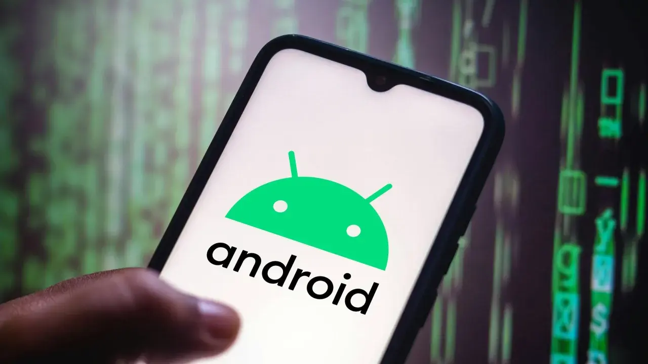 En hand håller en smartphone med Android-logotypen. Bakgrunden visar gröna siffror och symboler, som en kod.