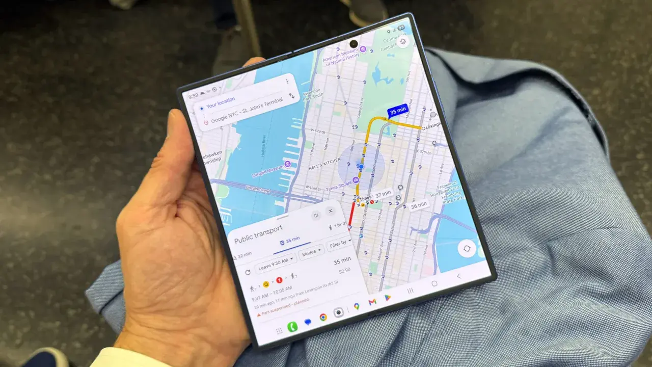 En person håller en vikbar telefon med en karta över New York City. En rutt för kollektivtrafik visas, med en restid på 35 minuter. En perfekt **galaxy unpacked** för att navigera i staden.