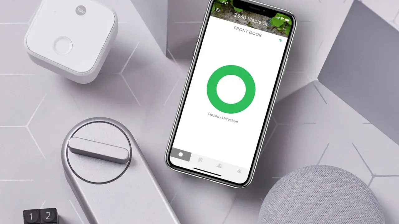 Yale Doorman support i Sverige: en smartphone visar appen för din ytterdörr, bredvid en smart låsenhet och en hub.