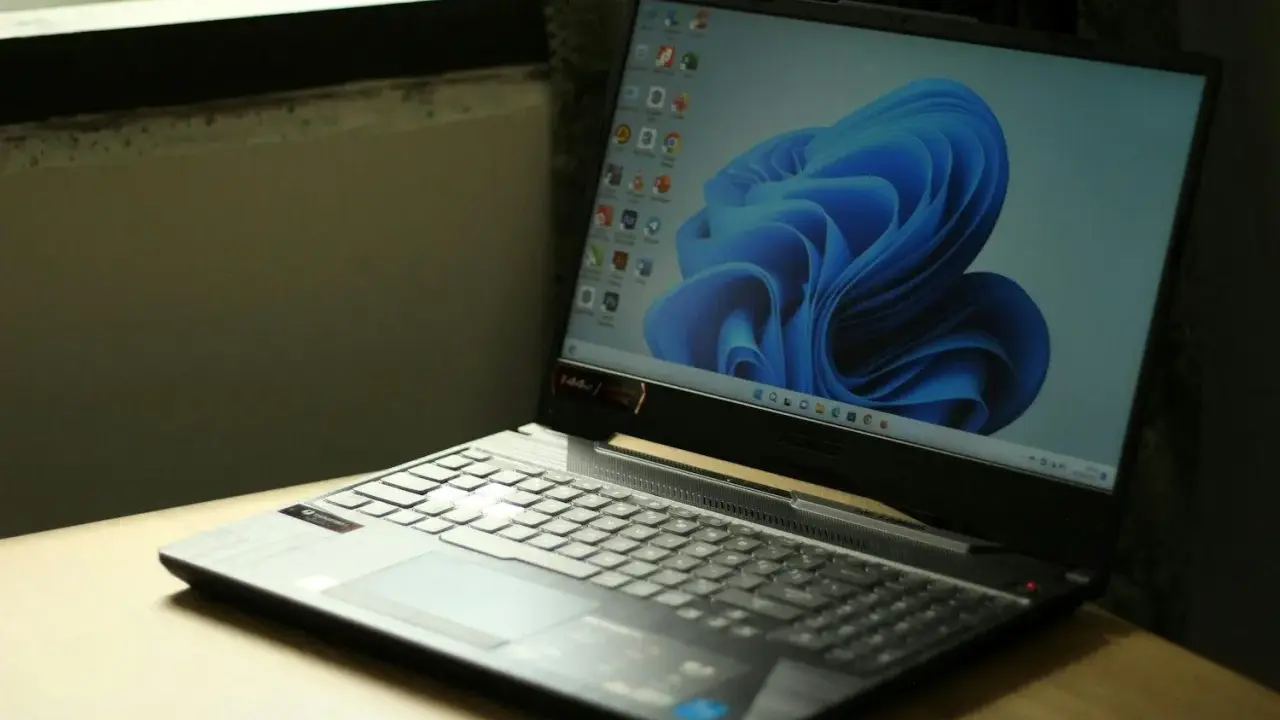 En bärbar dator med Windows 11-skärm och dess ikoniska blåa bakgrundsbild. Denna dator uppfyller troligen alla **windows 11 krav**.