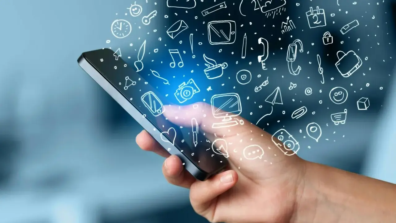 En hand håller en smartphone med en virvel av handritade ikoner som symboliserar smarta appar och digitala möjligheter.