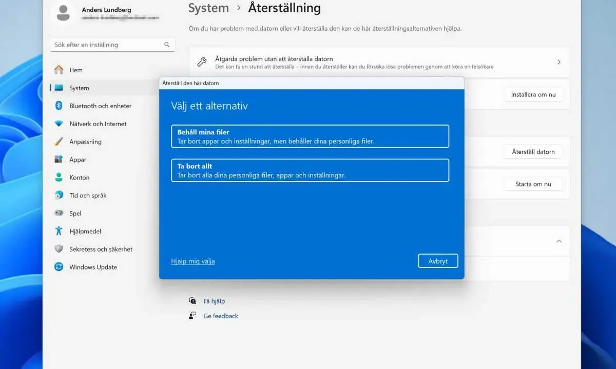 Välj att rensa datorn helt eller behålla filer. Alternativet "Ta bort allt" tar bort allt, appar och inställningar.
