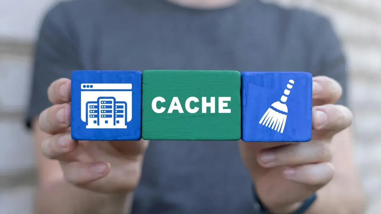 Tre kuber visar ikoner: en webbläsare med servrar, ordet "CACHE" och en sopkvast. Det kan symbolisera rensning av gamla hemsidor.