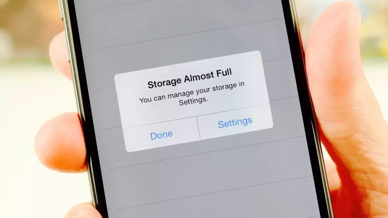 iPhone-lagringsutrymme fullt. En varning visas på skärmen: "Lagring nästan full. Du kan hantera din lagring i Inställningar.