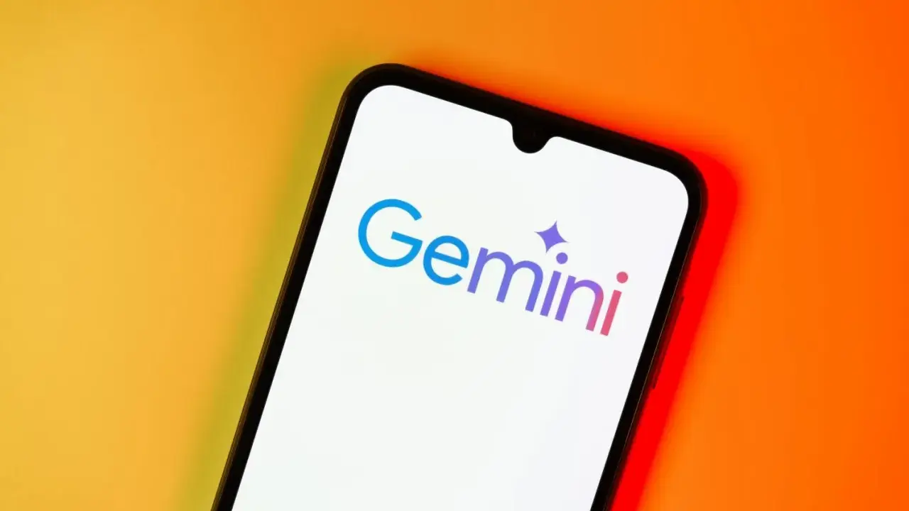 En smartphone visar logotypen för Gemini, en AI-tjänst från Google.
