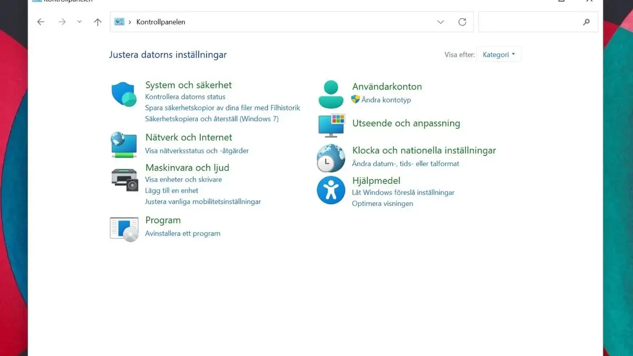 Windows 11 kontrollpanelen visar inställningar för system, nätverk, hårdvara, program, användarkonton, utseende, tid och hjälpmedel.