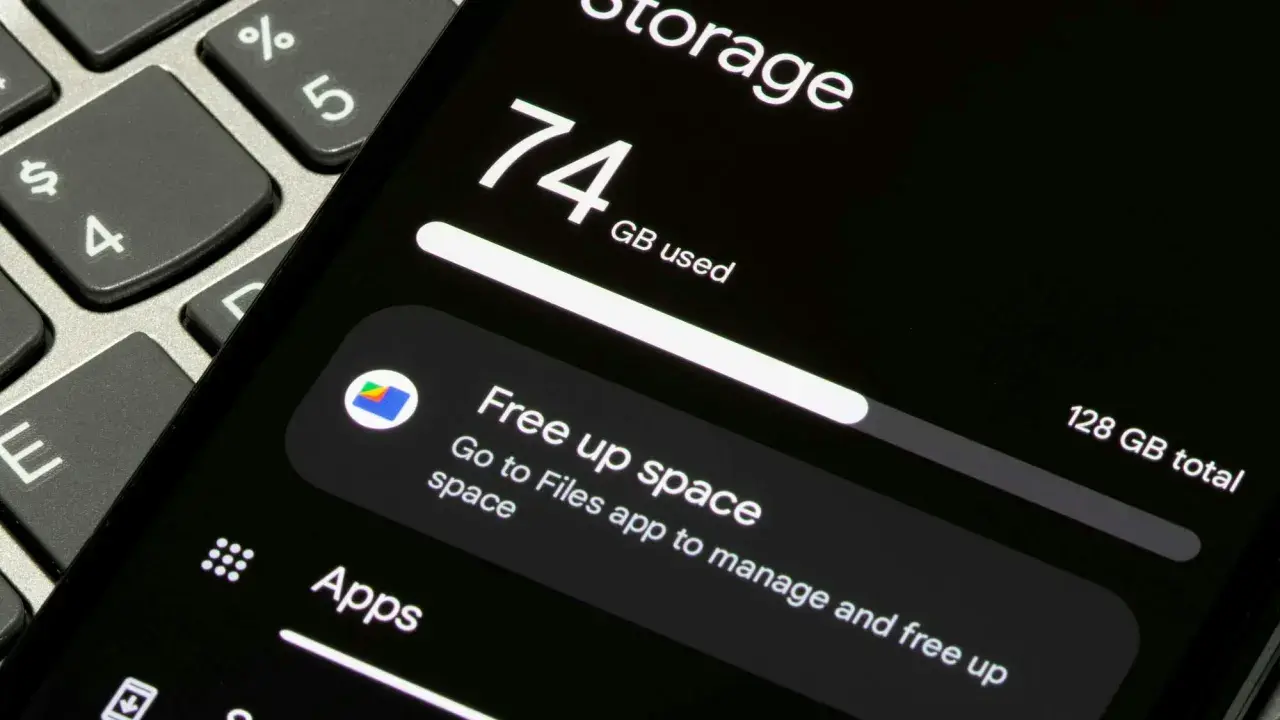 Telefonen visar 74 GB använt utrymme. Dags att rensa telefonen och frigöra plats!