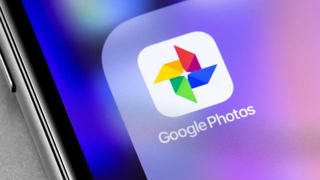 Google Foto-ikonen på en skärm. Kanske en låst mapp i Google Foto som väntar på att öppnas.