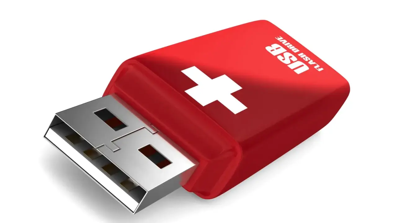 Röd USB-sticka med vitt kors, redo att boota från usb.