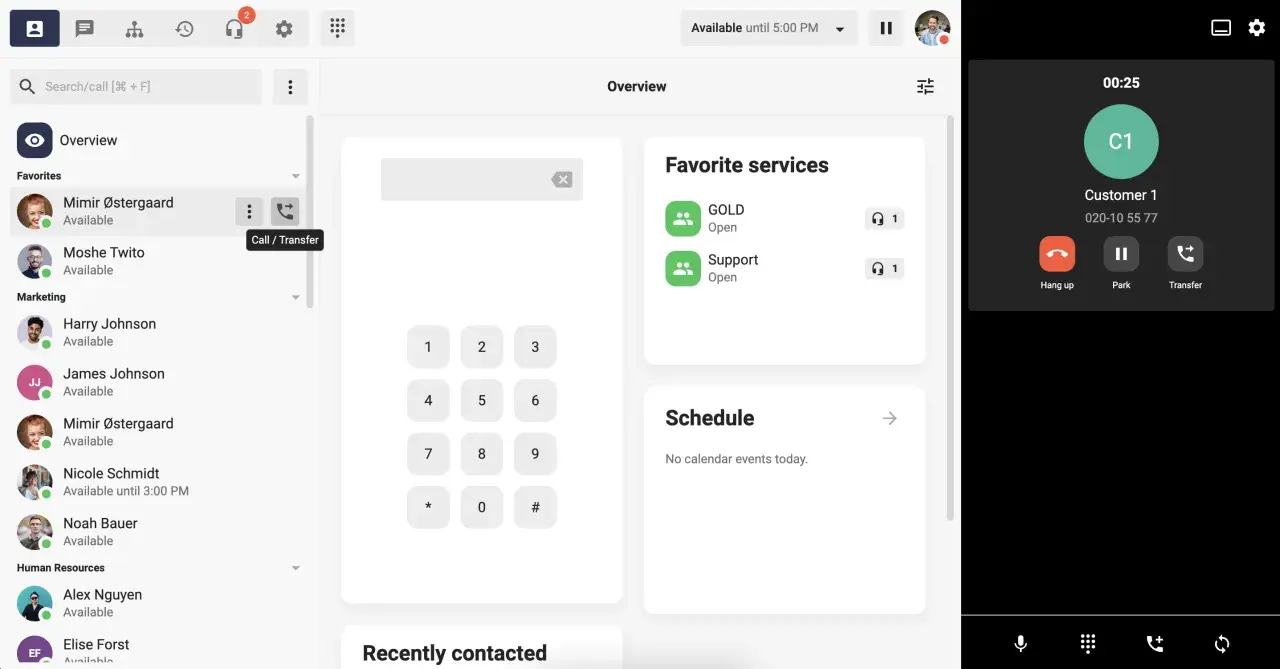 En aktiv telefonsamtal visas på en Android-skärm. Knappen "Transfer" är synlig, vilket indikerar möjligheten att vidarekoppla samtal.