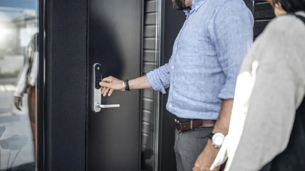 Man trycker på siffror för att installera Yale Doorman. Enkel och modern dörrlåsning.