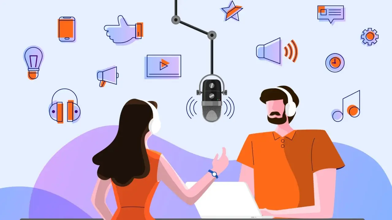 Två personer med hörlurar spelar in en podcast. En mikrofon hänger ovanför dem.