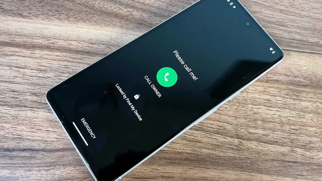 En telefon med texten "Please call me!" och "Locked by Find My Device". En grön knapp med en telefonikon visar "CALL OWNER". Smartthings find hjälper till att hitta borttappade enheter.