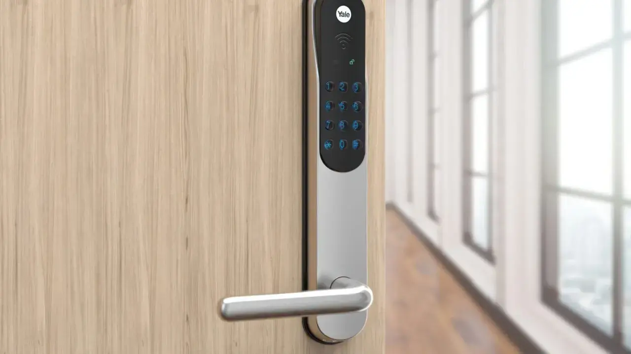 Yale Doorman V2N app-styrd digital dörrlås på en trädörr.