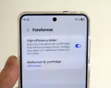 Telefonens skärm visar inställningar för fotoformat. "High efficiency image format" (HEIF) är aktiverat för att spara utrymme.
