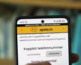 Telefonen visar en webbsida för spela.in, en tjänst för att spela in samtal. Användaren kan uppdatera sitt telefonnummer.