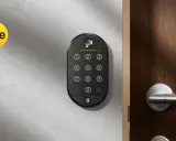 Ett modernt Yale lås med siffror och fingeravtrycksläsare blinkar grönt, redo att släppa in dig.