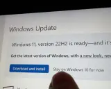 Windows Update visar att Windows 11, version 22H2 är redo. Du kan välja att ladda ner och installera eller stanna på Windows 10 för nu.