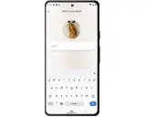 En iPhone med Google Lens visar en bild på en kvinna i en klänning. Sökfältet visar "green".