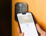 En iPhone med Apple HomeKit används för att låsa upp en Yale Doorman.