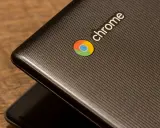 En närbild av en mörk laptop med Chrome-logotypen. Denna enhet kör ChromeOS Flex, vilket ger en smidig upplevelse.
