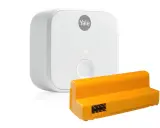 Vit Yale Doorman-enhet och en orange adapter med kontakter. Perfekt för att byta kod på din Yale Doorman.