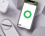 Yale Doorman support i Sverige: en smartphone visar appen för din ytterdörr, bredvid en smart låsenhet och en hub.