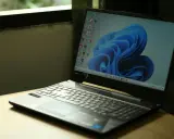 En bärbar dator med Windows 11-skärm och dess ikoniska blåa bakgrundsbild. Denna dator uppfyller troligen alla **windows 11 krav**.