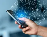 En hand håller en smartphone med en virvel av handritade ikoner som symboliserar smarta appar och digitala möjligheter.