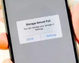 iPhone-lagringsutrymme fullt. En varning visas på skärmen: "Lagring nästan full. Du kan hantera din lagring i Inställningar.
