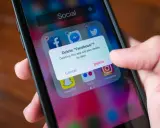 En finger trycker på "Delete" på en iPhone. En ruta frågar om man vill radera Facebook och dess data. Detta är inte hur man uppdaterar en app.