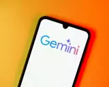 En smartphone visar logotypen för Gemini, en AI-tjänst från Google.