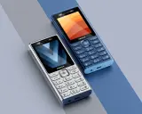 Två Nokia-telefoner, en silverfärgad och en blå, ligger på en grå och blå bakgrund. Den blå telefonen visar en färgstark skärm. Dessa är exempel på minsta mobiltelefonen.
