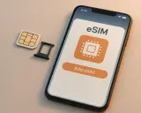 En smartphone visar "Add eSIM" bredvid ett traditionellt SIM-kort och dess hållare.