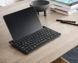 Svart, kompakt tangentbord för Android-enheter, perfekt för att skriva snabbt och effektivt.