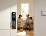 En familj njuter av sitt hem med ett Yale-lås och en Verisure-enhet, som integreras smidigt med Google Home för ökad trygghet.