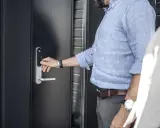 Man trycker på siffror för att installera Yale Doorman. Enkel och modern dörrlåsning.