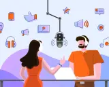 Två personer med hörlurar spelar in en podcast. En mikrofon hänger ovanför dem.