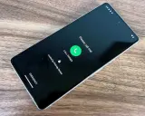 En telefon med texten "Please call me!" och "Locked by Find My Device". En grön knapp med en telefonikon visar "CALL OWNER". Smartthings find hjälper till att hitta borttappade enheter.
