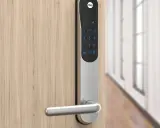 Yale Doorman V2N app-styrd digital dörrlås på en trädörr.