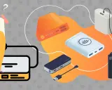 En kvinna funderar på hur laddar man en powerbank. Flera powerbanks och en mobil visas, redo att laddas.
