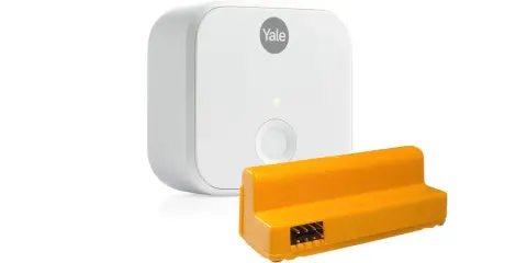Vit Yale Doorman-enhet och en orange adapter med kontakter. Perfekt för att byta kod på din Yale Doorman.