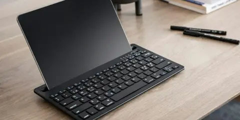 Svart, kompakt tangentbord för Android-enheter, perfekt för att skriva snabbt och effektivt.